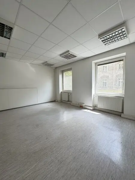 Zentrale Bürofläche mit 10 Zimmern und Stellplatz – ideal für Praxis oder Kanzlei