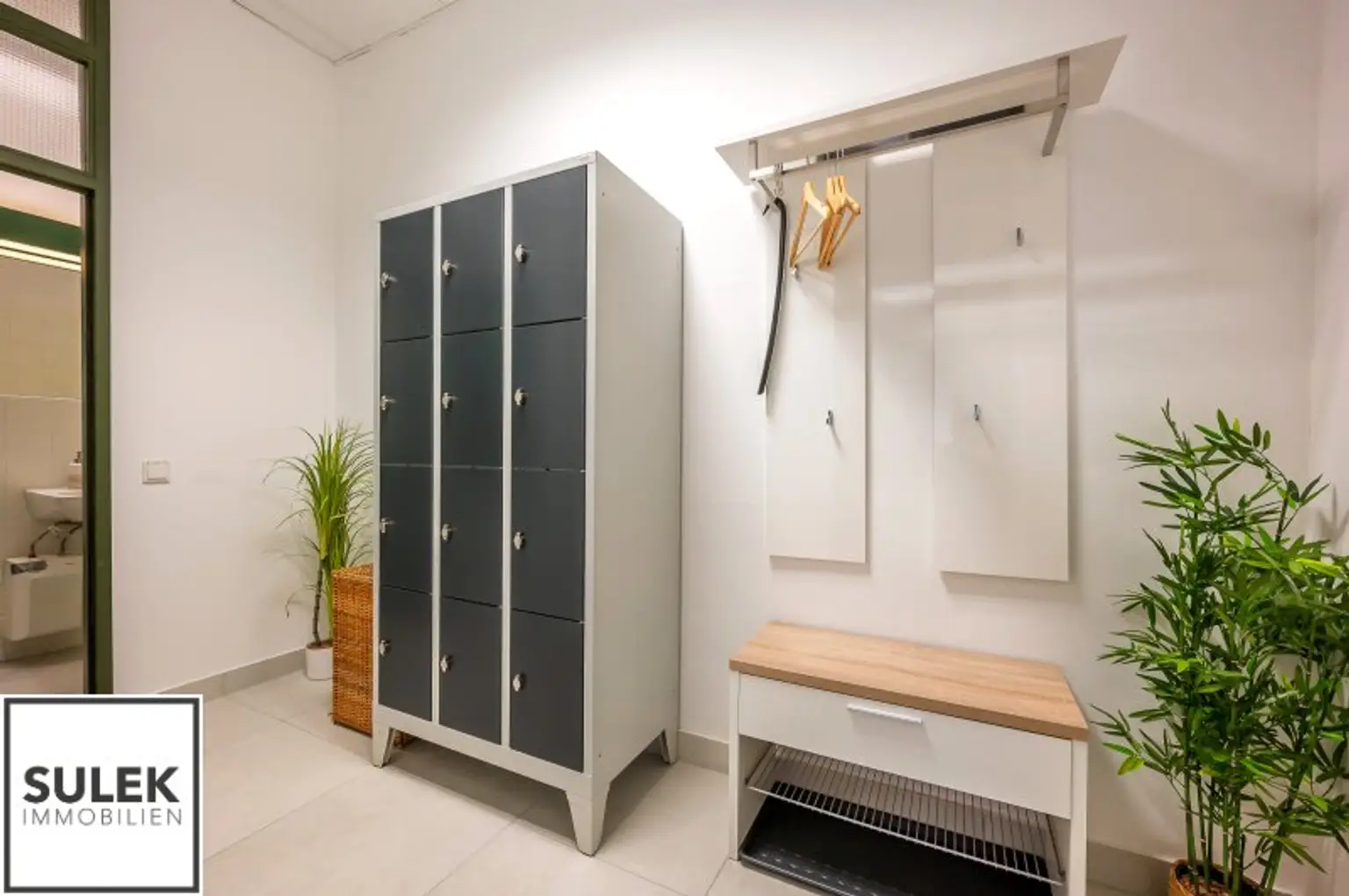 Ihr neuer Unternehmenssitz: Modernes Büro/ Praxisgebäude in Mödling mit Top-Anbindung
