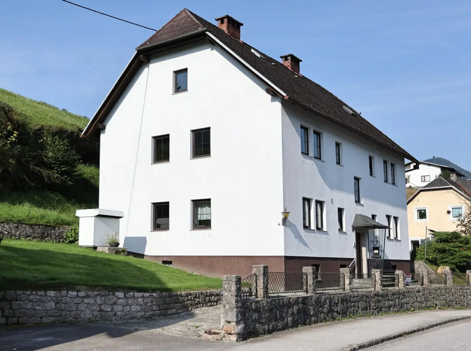 Ein-/Zwei- oder Mehrfamilienhaus zum Innenrenovieren auf 1.343 m² Grund mit Garage und Abstellplätze