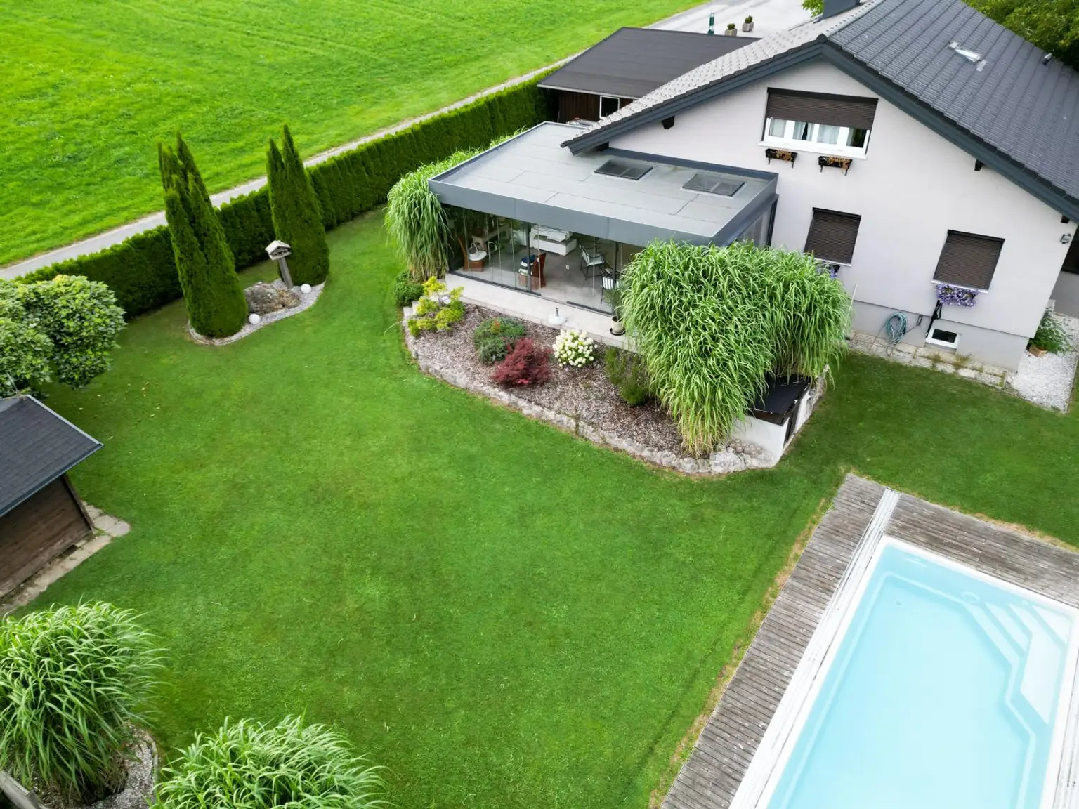 Traumhaftes EFH mit Pool und Garage auf großem Grundstück