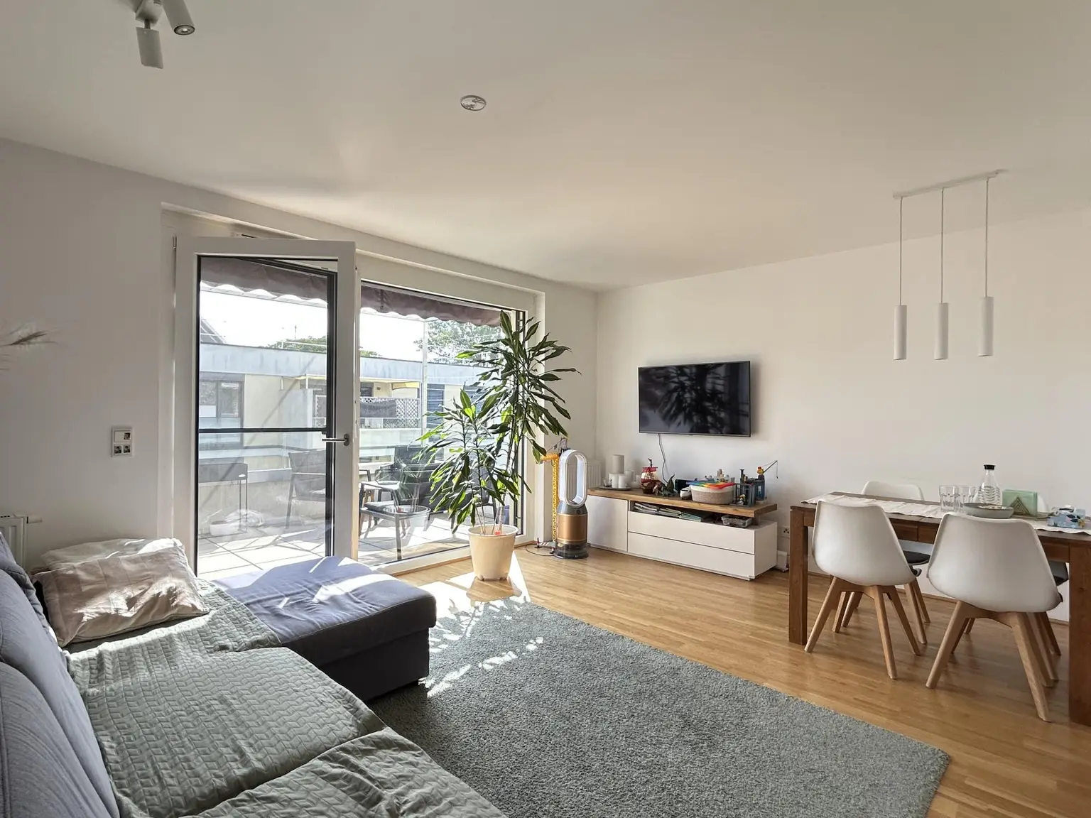 Sehr schöne 2-Zimmer Balkonwohnung, die sich sehen lassen kann!