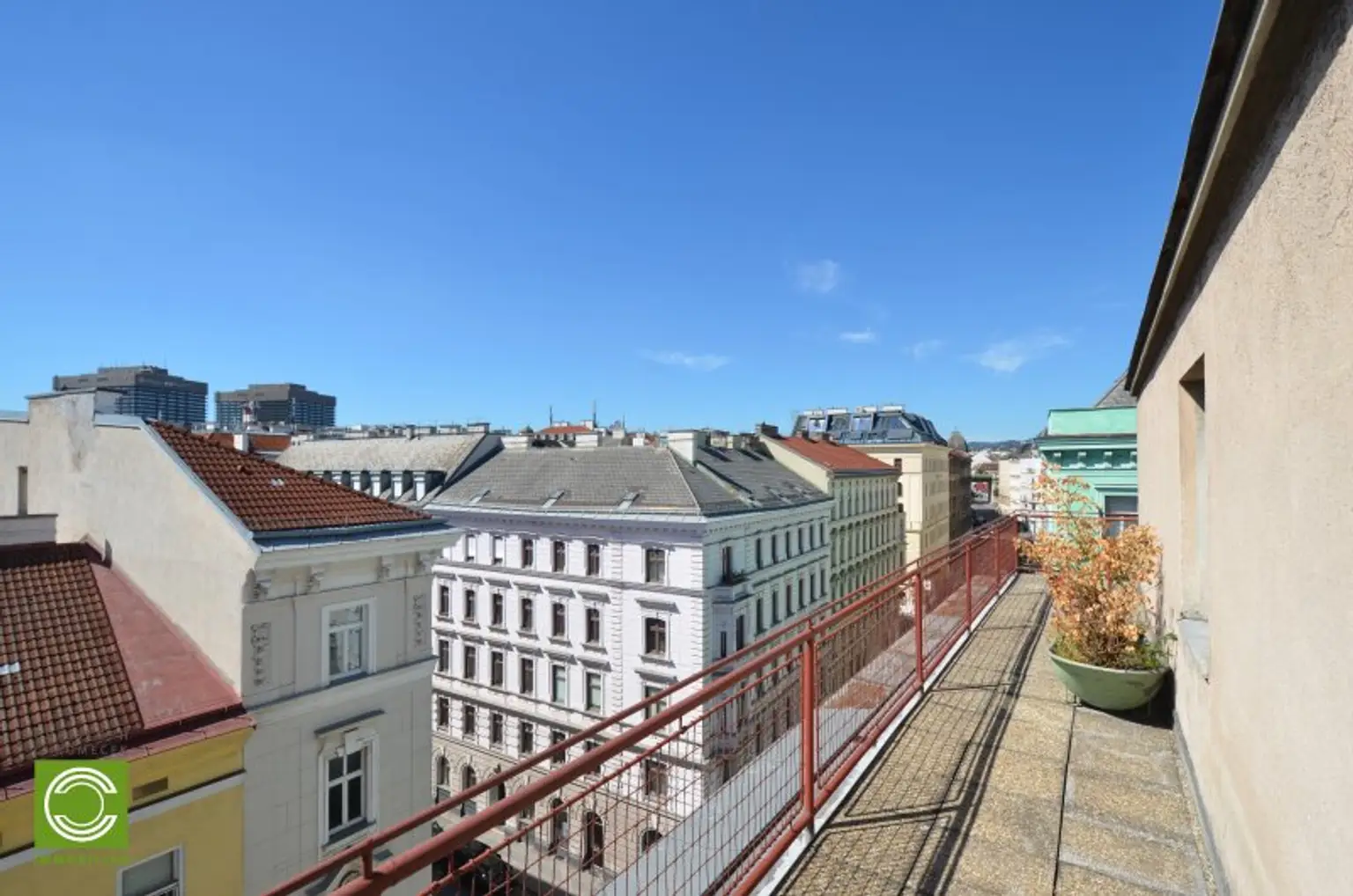 CHRISTOPH CHROMECEK IMMOBILIEN - 1090 WIEN - Renovierungsbedürftige Dachgeschoßwohnung mit Terrasse!