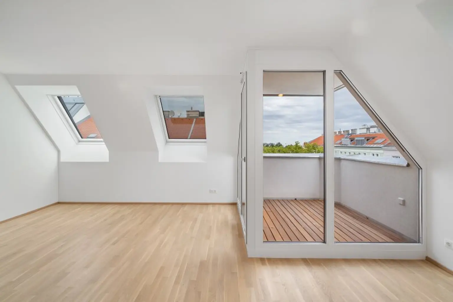 2-Zimmer-Dachgeschosswohnung (Massivbauweise) in generalsaniertem Altbau mit Loggia