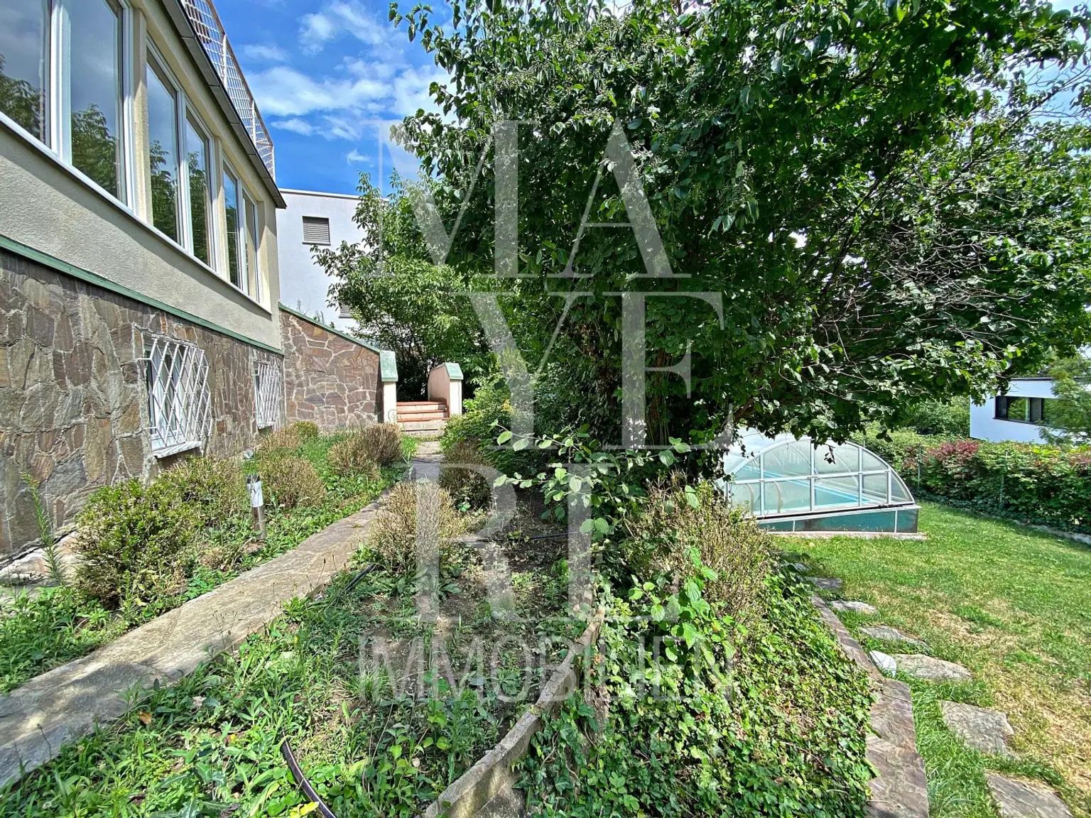 SCHÖNES EINFAMILIENHAUS MIT POOL, TOLLER BLICK, GARAGE & GARTEN
