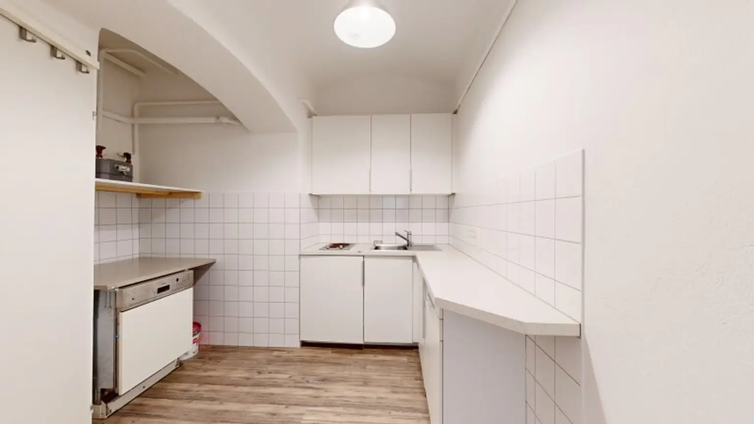 Renovierte, attraktive Werkstatt | 2 Zimmer - 80 m² | Küche & Badezimmer | Nähe Aumannplatz