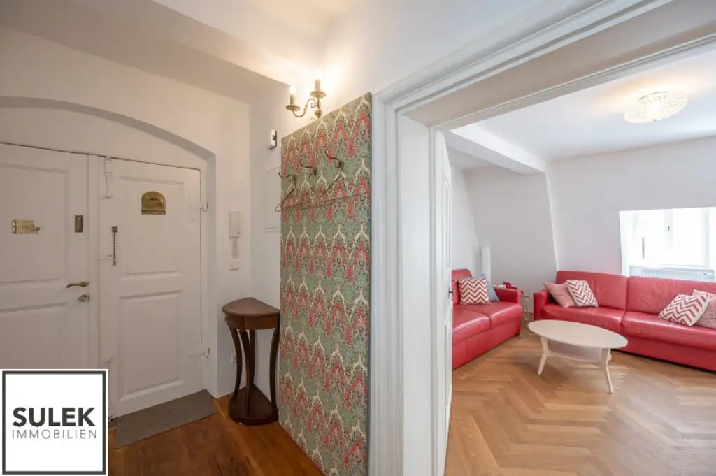 voll möblierte 2 Zimmer DG-Wohnung in Bestlage // Nähe Graben - Stephansdom