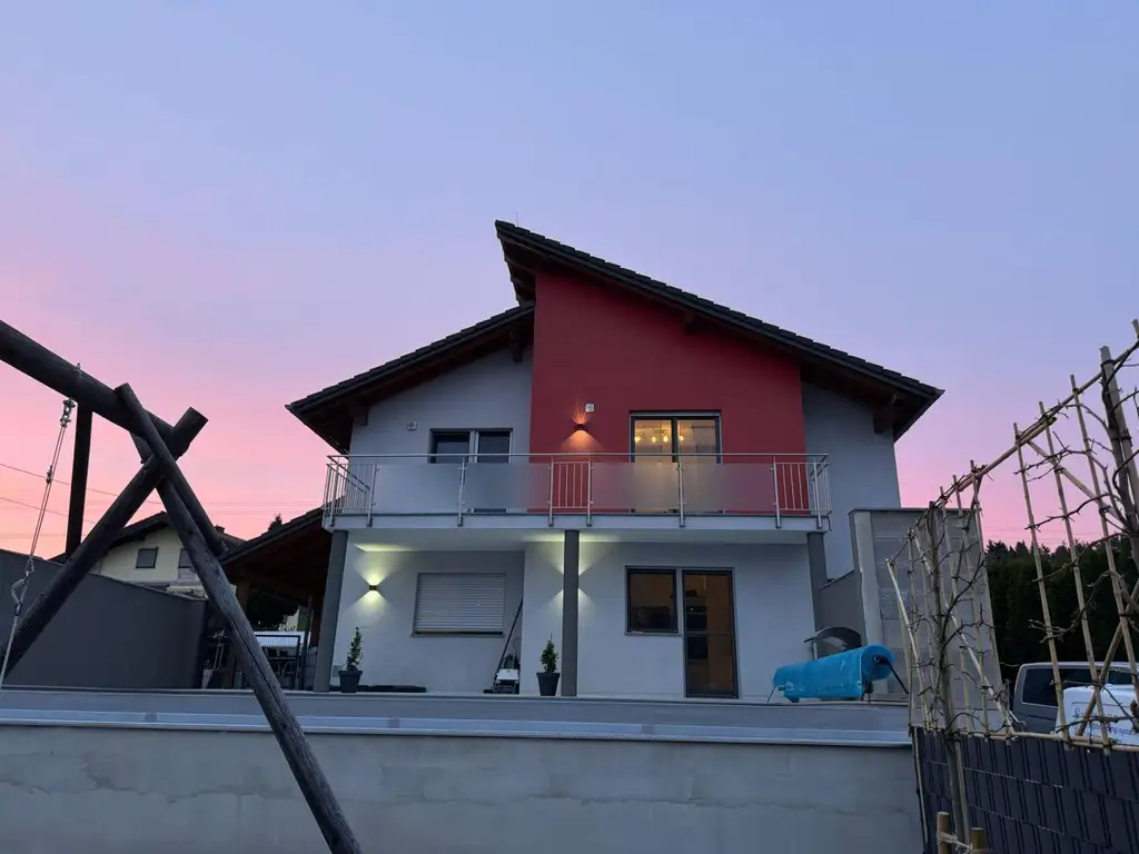 NÄHE WELS: Hochwertig modernisiertes Einfamilienhaus mit Traumgarten, Luxus - Poolanlage & smarter Haustechnik