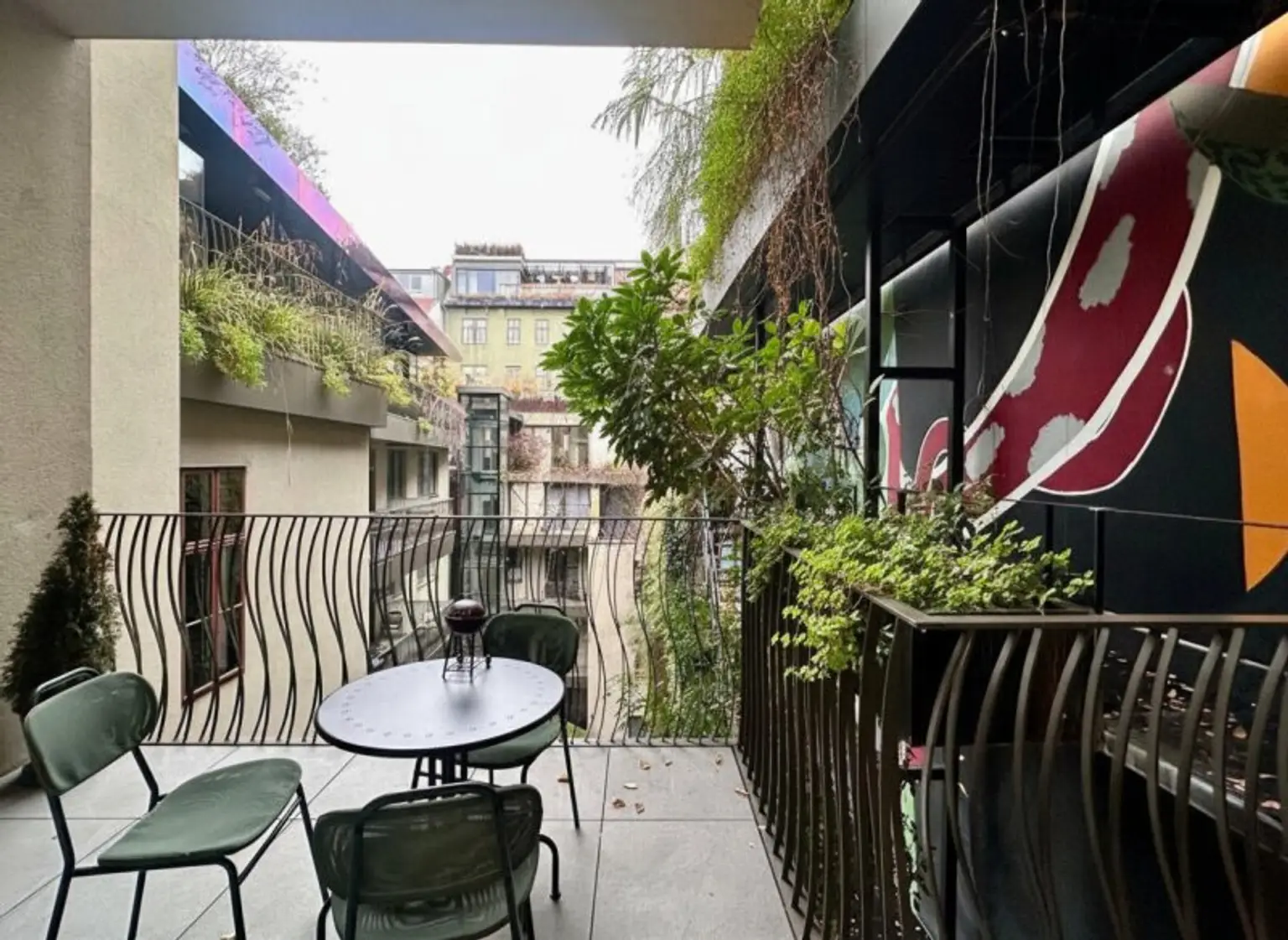 Modern revitalisiertes Altbaujuwel mit Balkon und Grünblick