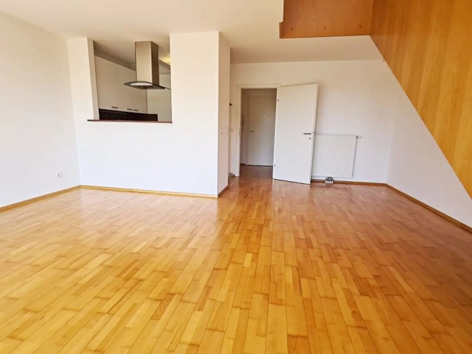 INNSTRASSE, FERNBLICK, unbefristete 97 m2 Dachgeschoß-Maisonette mit Loggia, 2 Zimmer, Komplettküche, Wannenbad, Parketten, gefördert