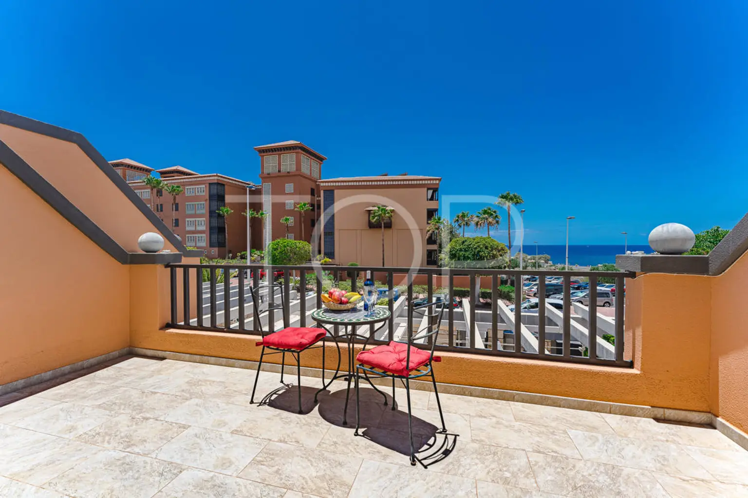 Villa adosada con vistas al mar en La Caleta, a pocos pasos de la playa