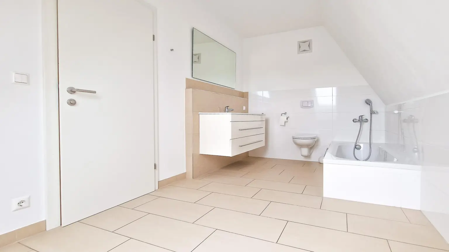 Niedrigenergie-Doppelhaushälfte in Mauer. 5 Zimmer, Terrasse, Garten und Autostellplatz