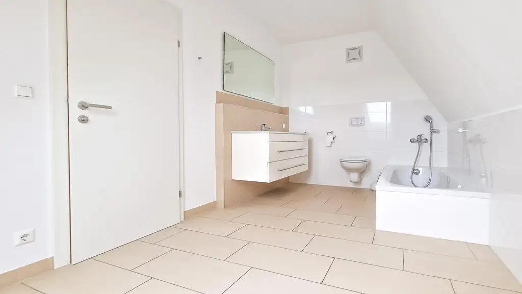 Niedrigenergie-Doppelhaushälfte in Mauer. 5 Zimmer, Terrasse, Garten und Autostellplatz