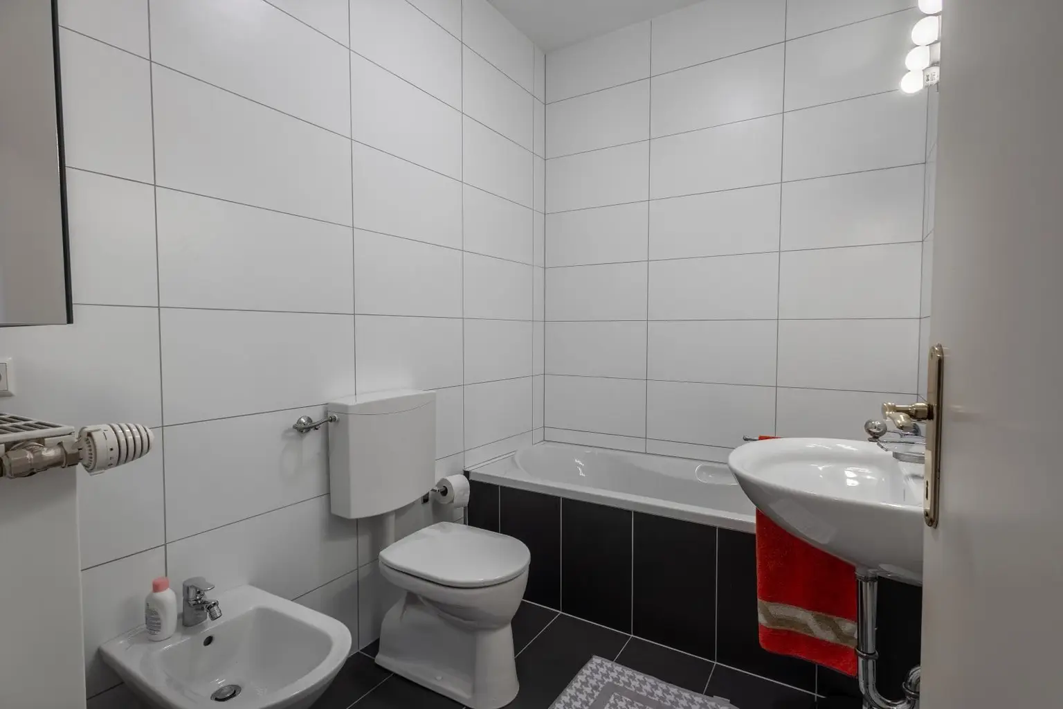 Bad mit WC und Badewanne 1 OG