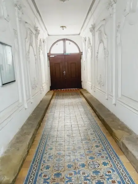 Unsanierte Wohnung in einem wunderschön sanierten Stilaltbau - Gaußplatz/Augarten