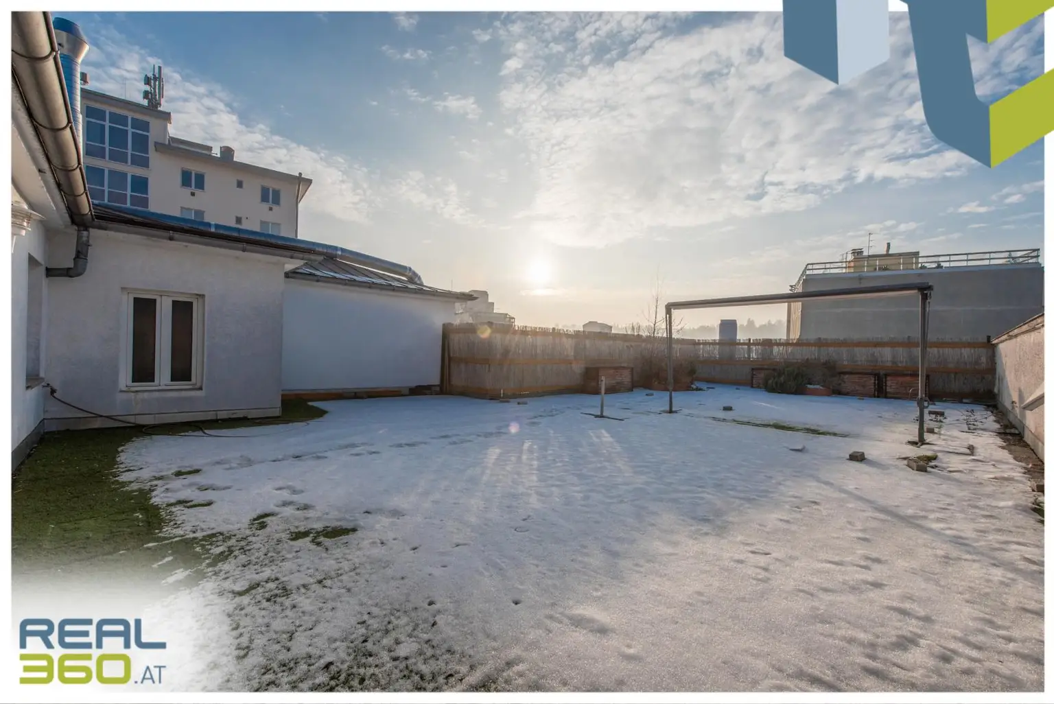 Winterliche Abendsonne auf Dachterrasse