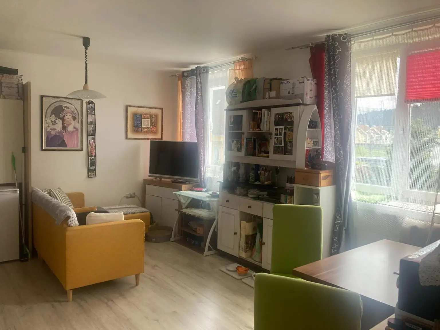Zinshaus mit 3 Wohnungen, Garagen und Nebengebäude