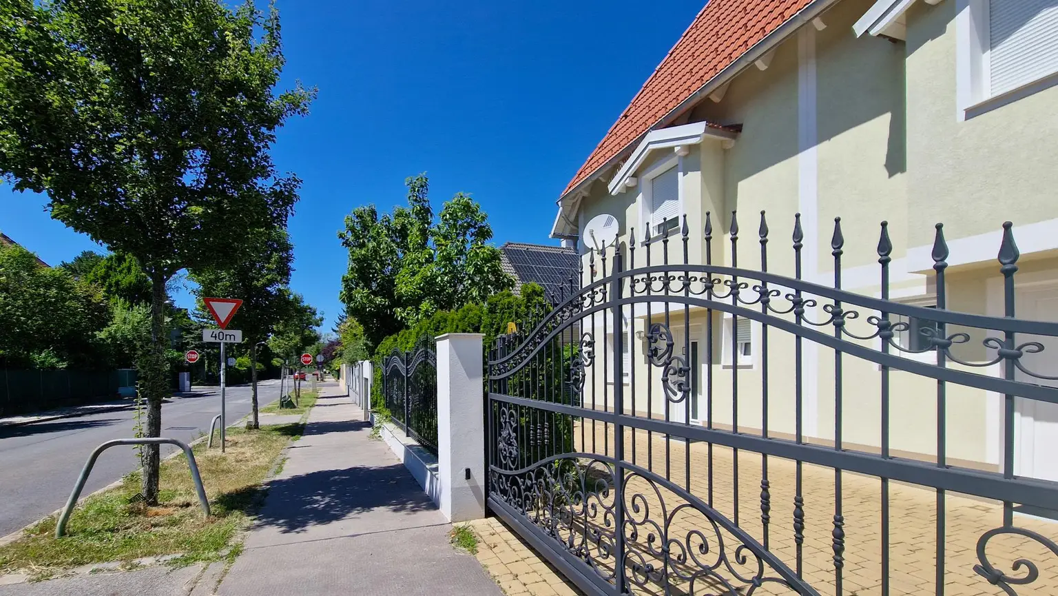 Niedrigenergie-Doppelhaushälfte in Mauer. 5 Zimmer, Terrasse, Garten und Autostellplatz