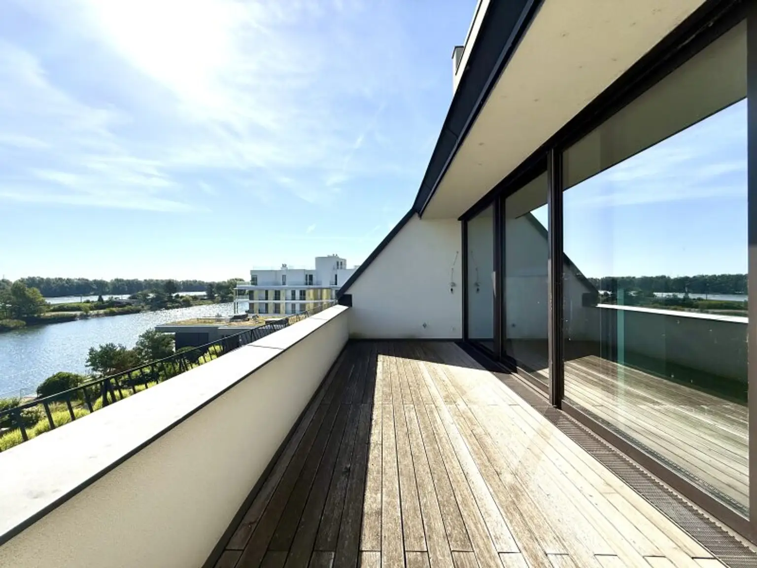 ERSTBEZUG MIT BADESTEG AM WASSER: Ruhelage mit Fernblick über die Donau I großzügige Terrassen & geräumige Wohnküche