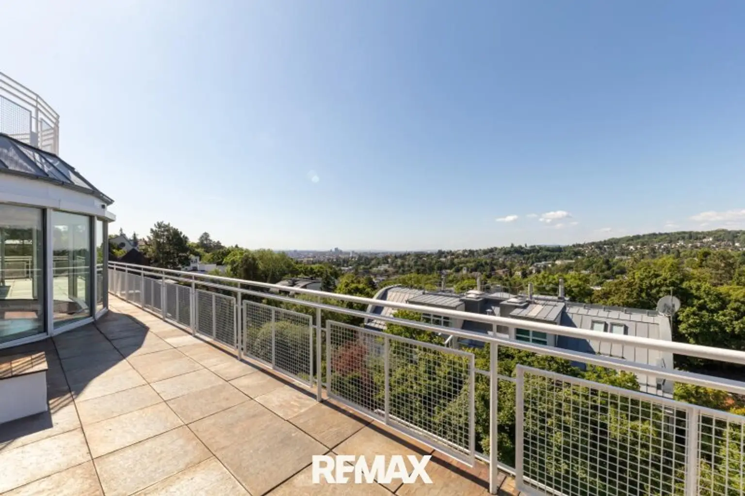 Südwestseitige Terrasse mit Fernblick