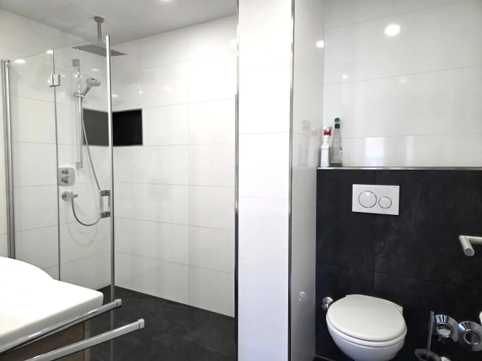 Bad mit Dusche und WC