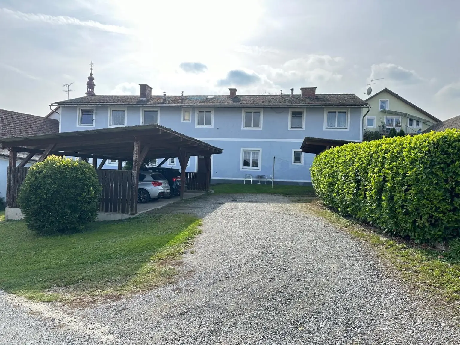 Hinteransicht mit Carport