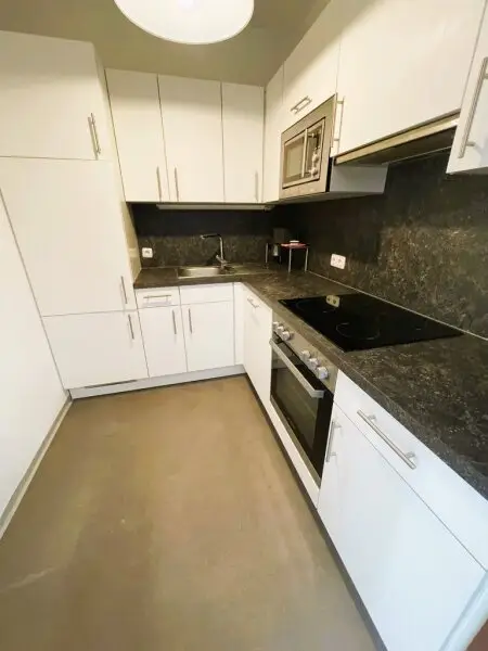 2-Zimmer Wohnung mit Loggia, separater Küche und Blick in den begrünten Innenhof