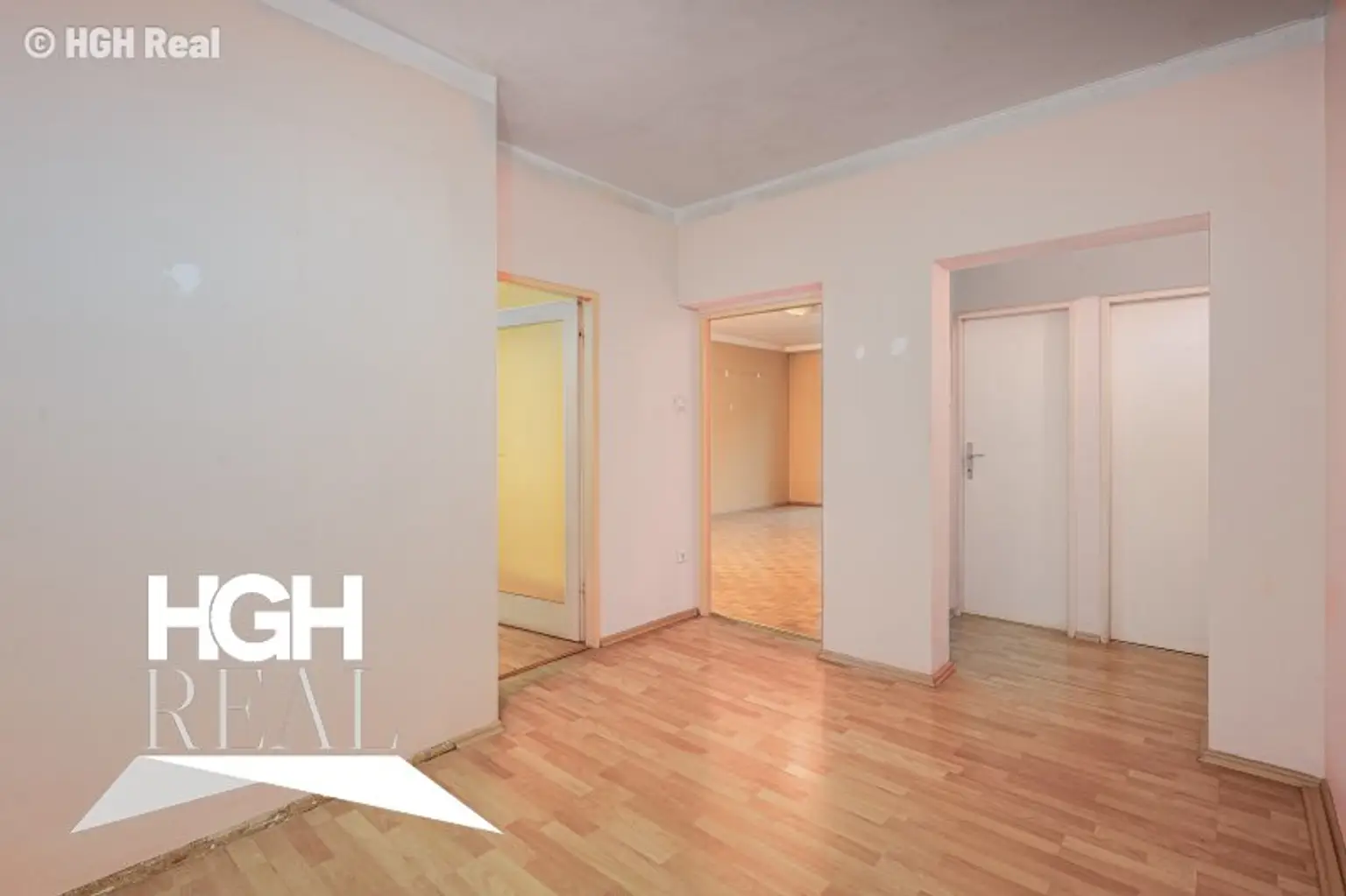 1220 Wien Helle 2-Zimmer Wohnung mit hofseitiger Loggia im 2. Liftstock Nähe U1 mit Potenzial für 3 Zimmer