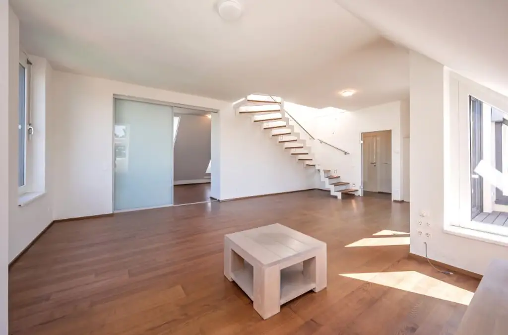 Panoramaliebling: Luxuriöse DG-Wohnung mit Dachterrasse und Fernblick