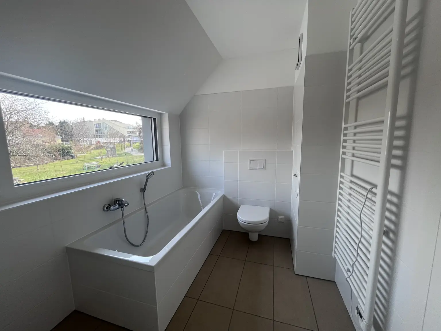 Erstbezug !!! Traumhafte Doppelhaushälfte -  mit 5 Zimmern, Garten, Wohnkeller und Stellplätzen!