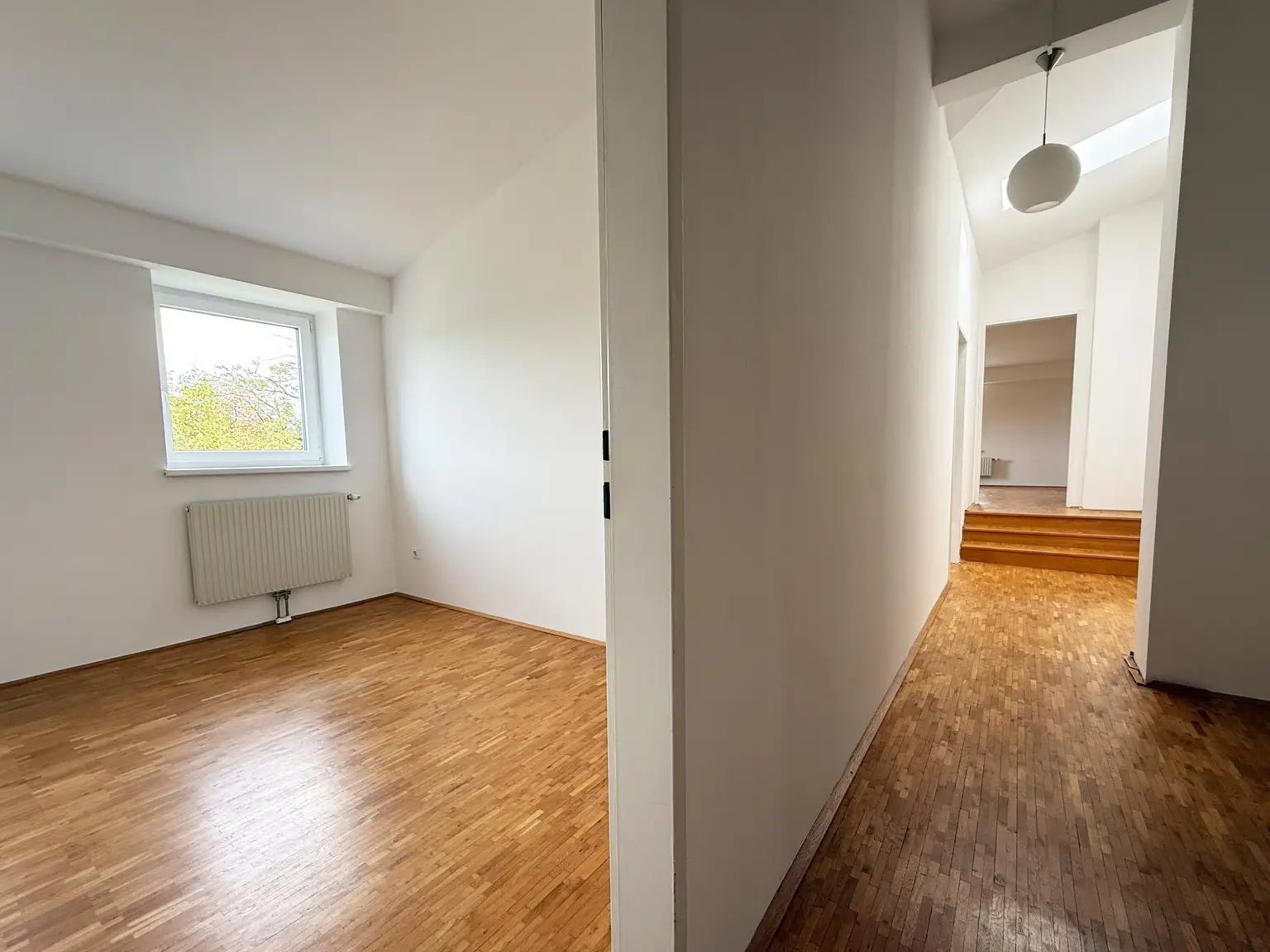 Exklusives Dachgeschoß-Juwel in historischem Gebäude mit großem Gartenanteil