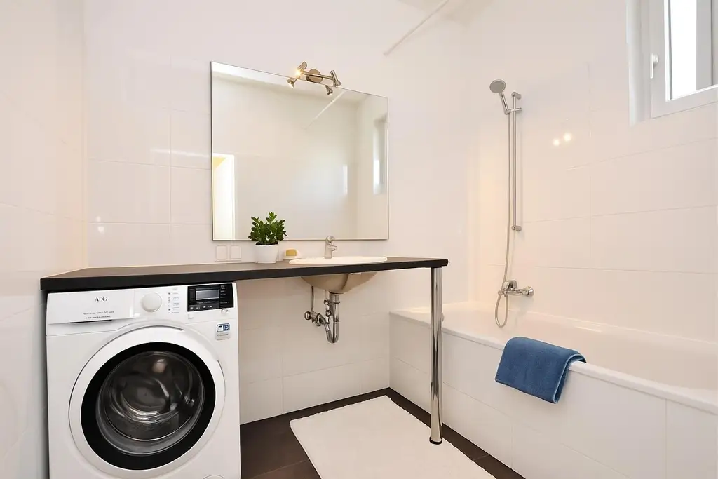 Helle Dachgeschosswohnung mit Charme und viel Freifläche