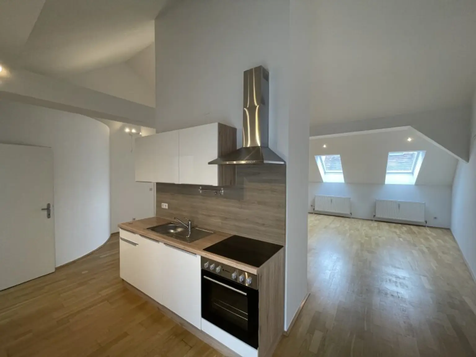 SANIERTE LUFTIGE DACHGESCHOSSWOHNUNG MIT BALKON - U4-NÄHE