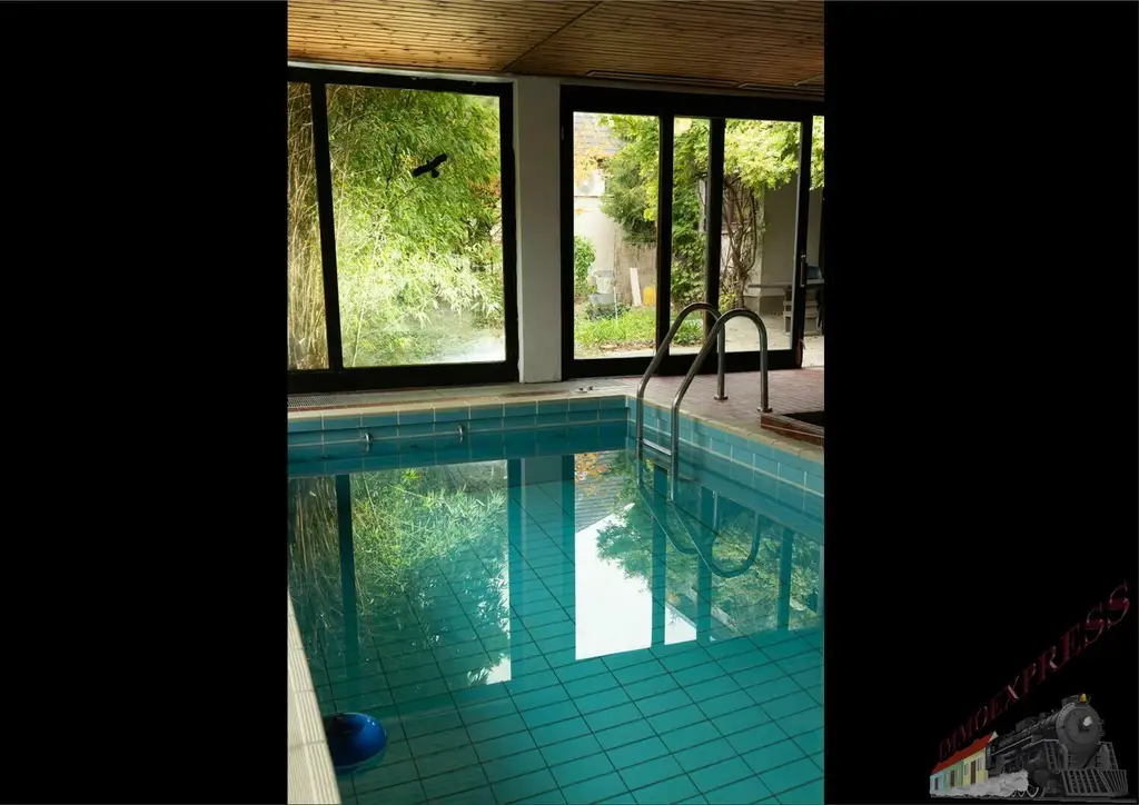 Architektenhaus mit Schwimmhalle in Ruhelage