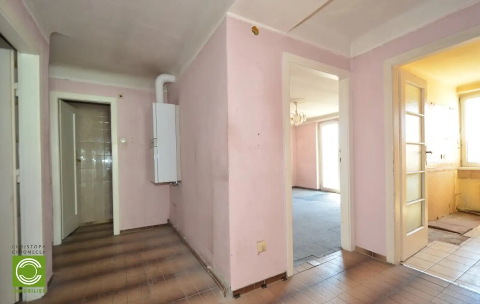 CHRISTOPH CHROMECEK IMMOBILIEN - 1090 WIEN - Renovierungsbedürftige Dachgeschoßwohnung mit Terrasse!
