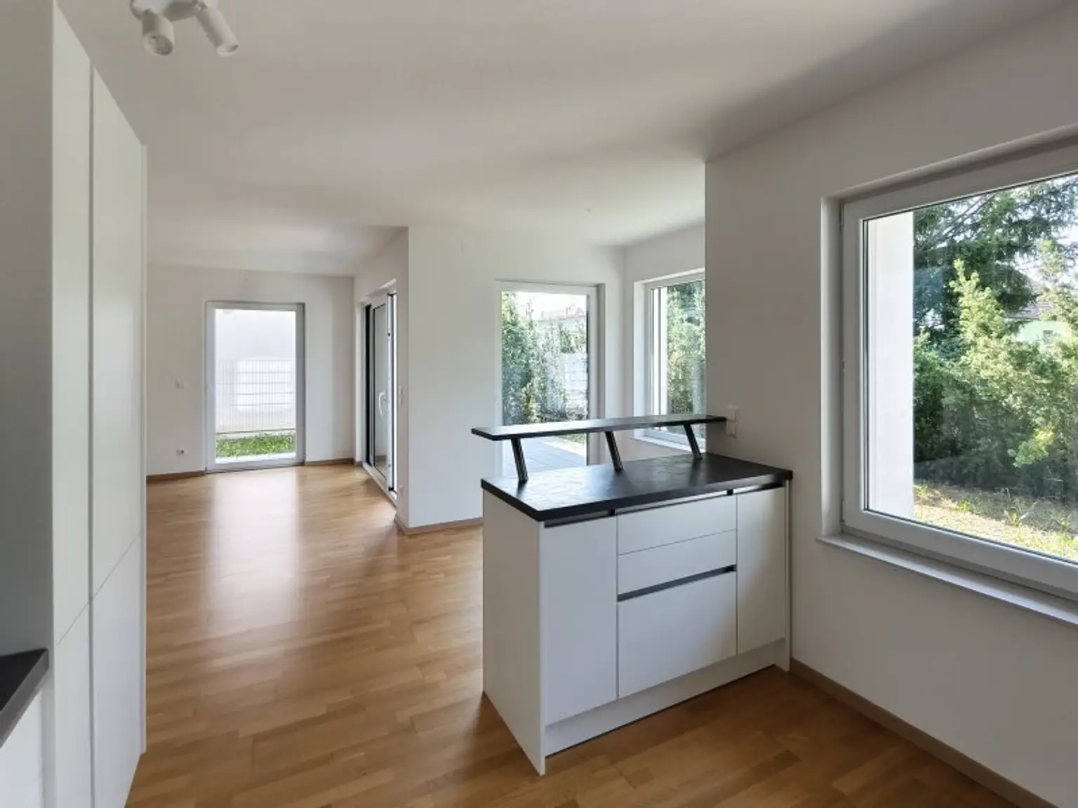Küche mit Blick zum Wohn-/Essbereich