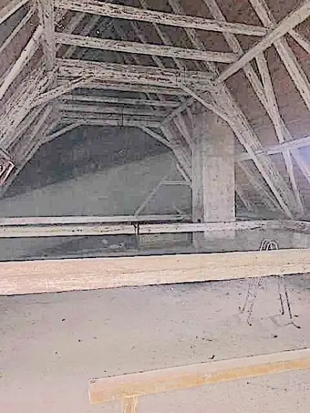 Kleine, historische Entwicklungsliegenschaft im Zentrum von Krems, mit Charme und Rohdachboden, bis auf eine Wohnung leer. wieder ein besonderes Objekt von allesgefunden.at...