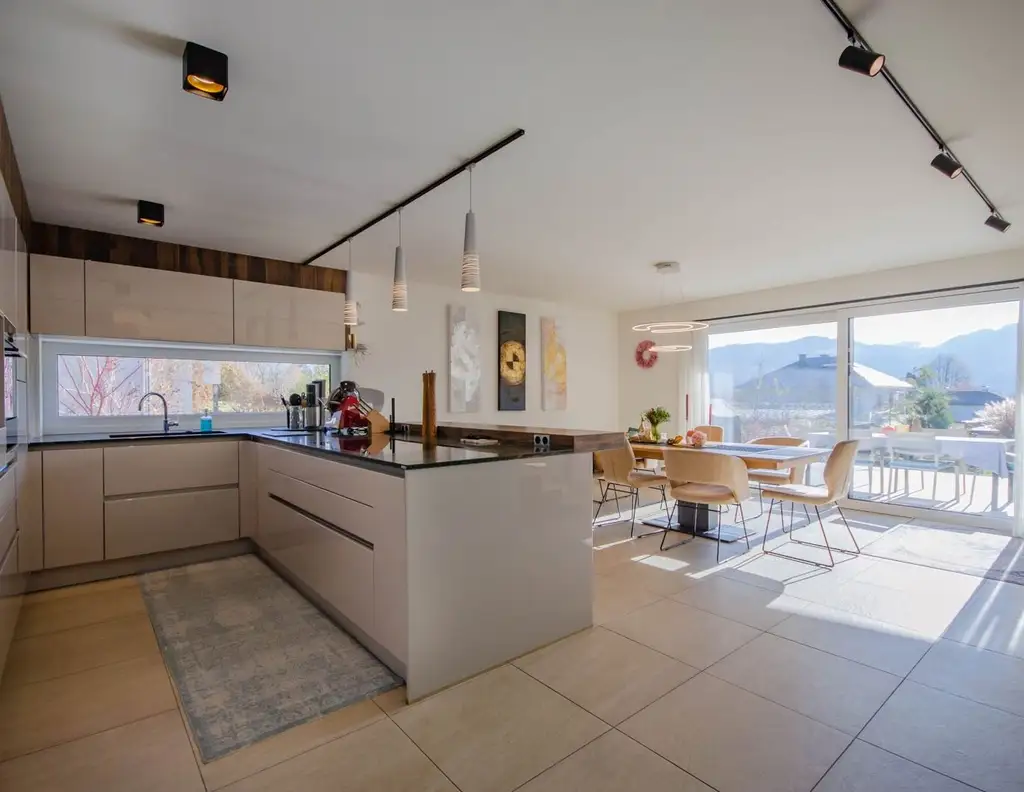 WUNDERSCHÖNES HAUS IN ABSOLUTER SEENÄHE - EXKLUSIVE RUHEOASE IN MODERNEM DESIGN!