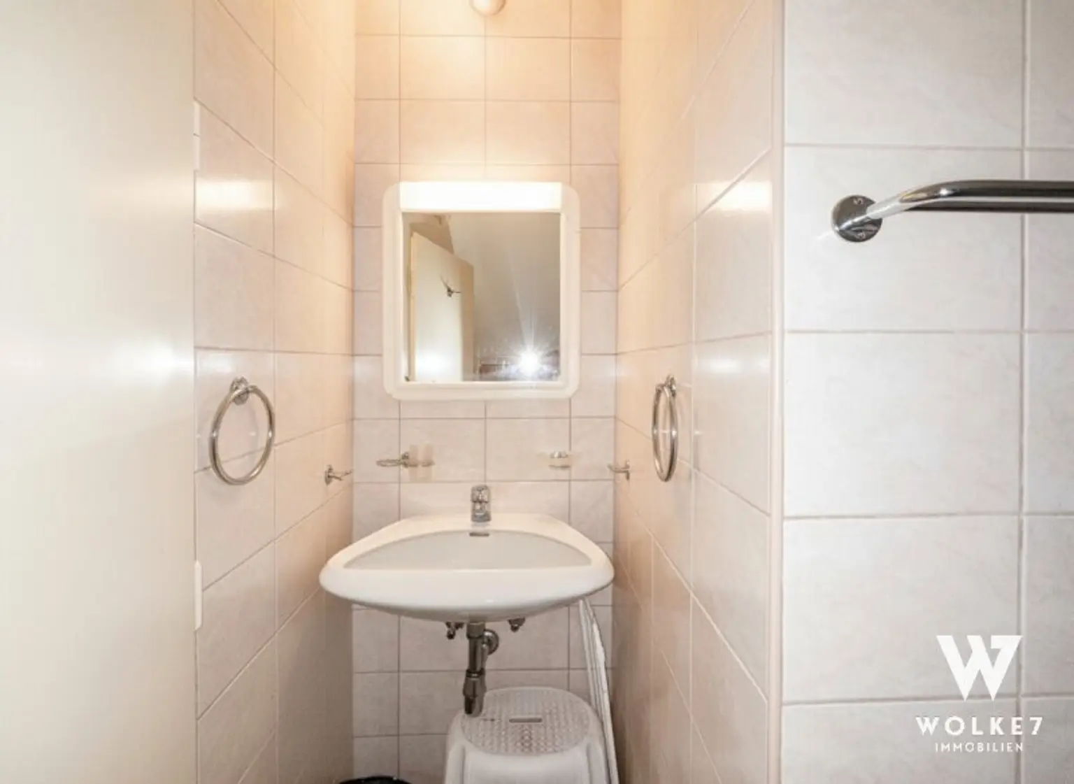 Sonnige Dachgeschosswohnung am Keplerplatz – Top Lage U1