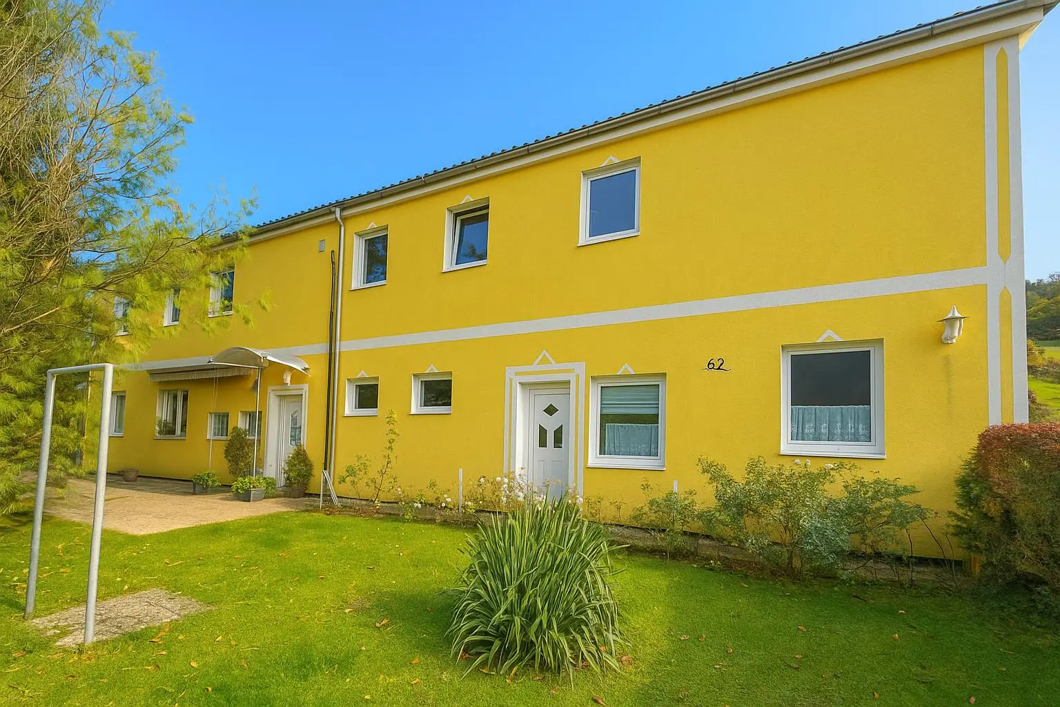 Sanierungsbedürftiges Mehrfamilienhaus mit großem Grundstück und hoher Bebauungsdichte