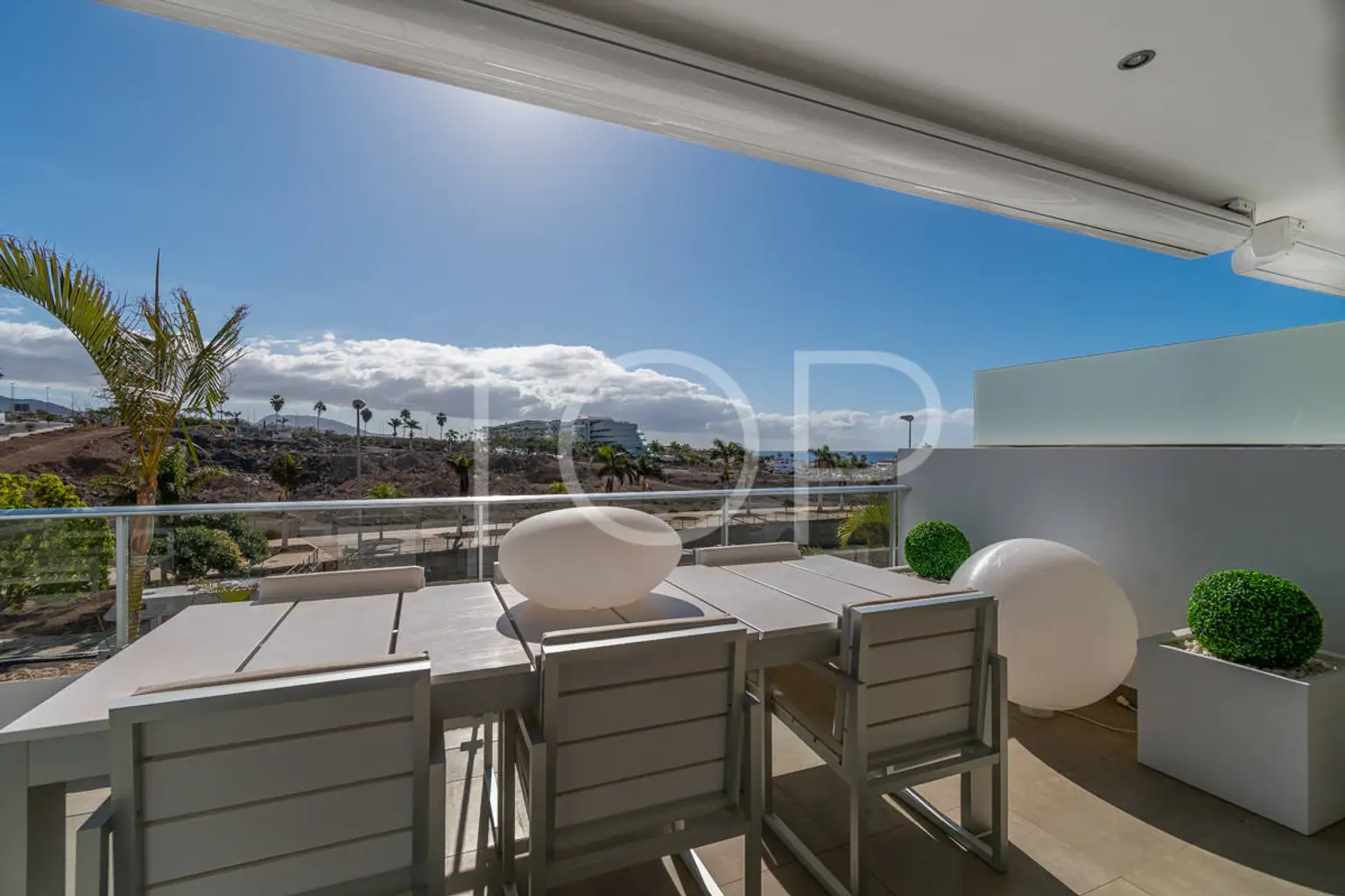 Moderno apartamento en La Caleta con terrazas, jacuzzi y vistas al océano