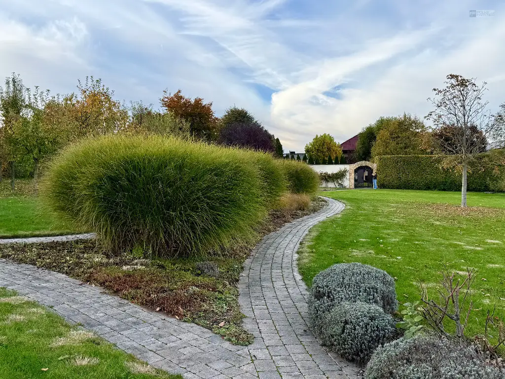 GARTENPARADIES   -  9.000 M² - 
LANDHAUS IN PARKLANDSCHAFT  
NUR 30 MINUTEN VON WIEN
