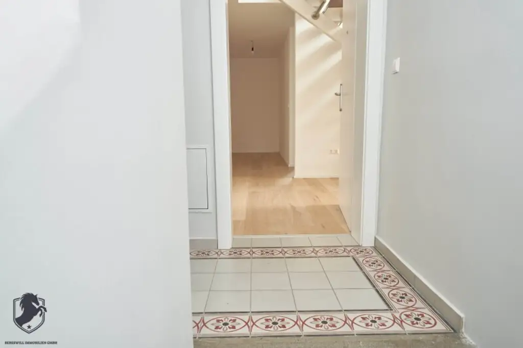 Außergewöhnliche Villa mit drei Wohneinheiten, Gewerbeeinheit & teilbarem Grundstück