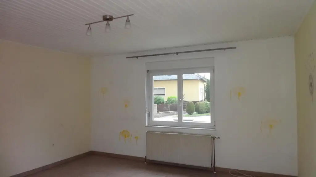 * Gelegenheit *  Einfamilienhaus mit viel Wohnfläche, Keller und Garten!