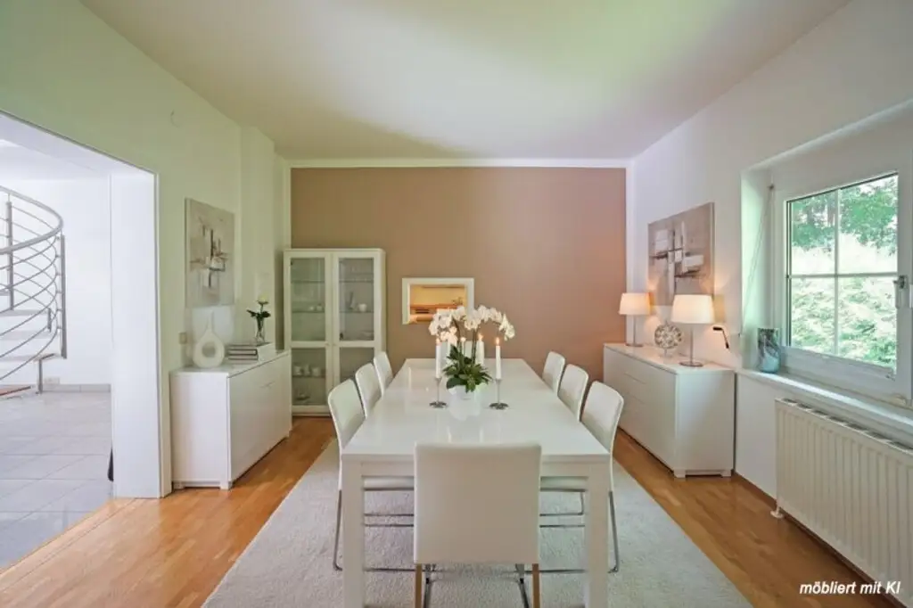 Repräsentative Villa mit Pool und Wellnessbereich in sonniger Waldrandruhelage