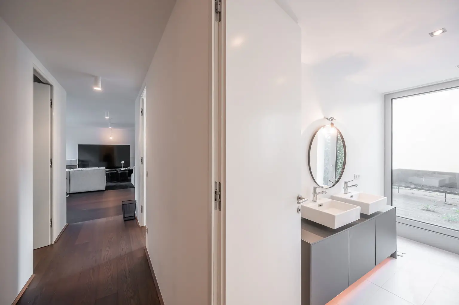 Gang mit Blick in Badezimmer 1