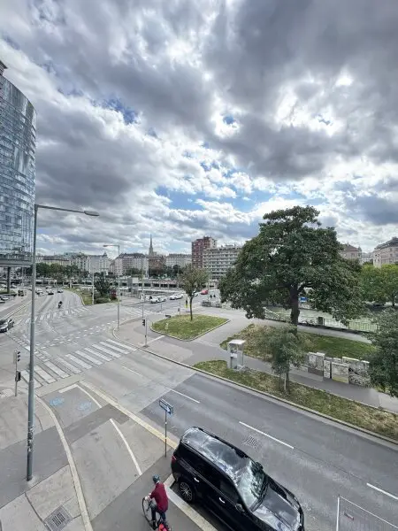 Eleganz am Schwedenplatz – Maßgeschneiderter Wohntraum mit Blick auf die Stadt