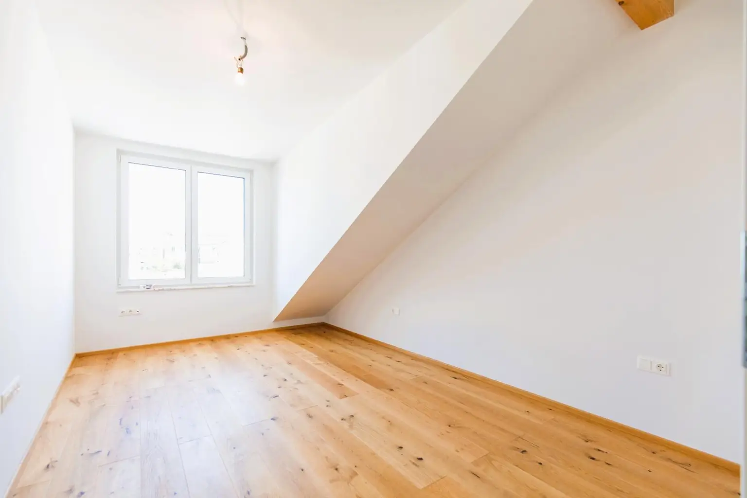 Modern Wohnen mit Balkon, Seeblick und Abstellplatz