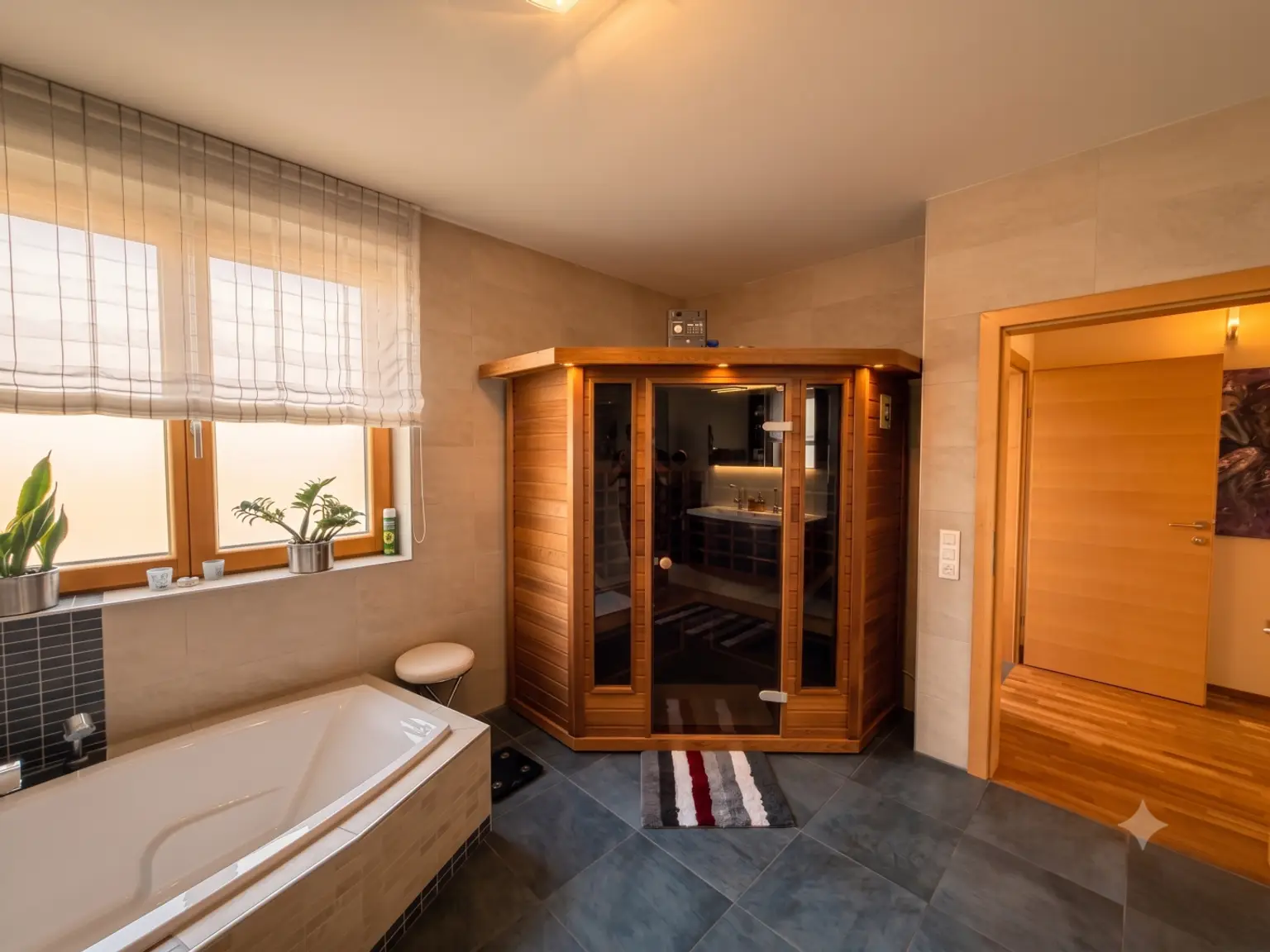 Master Badezimmer mit Infrarotkabine
