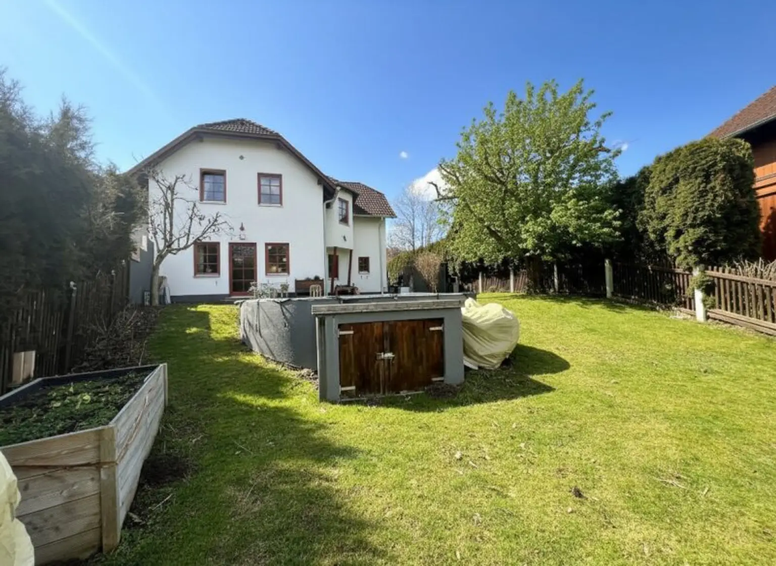 Familienhit mit Charme zum Toppreis (!) - gut geschnittene Doppelhaushälfte mit Garten & Pool in Gaaden