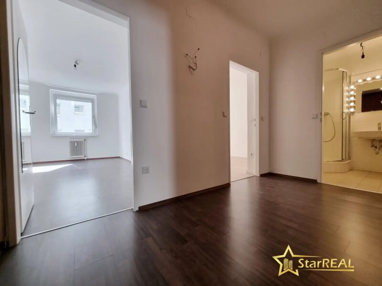 FERNWÄRME-HEIZUNG! ÄUSSERST GEPFLEGTE 3 ZIMMER-WOHNUNG IM 2. LIFTSTOCK. ZENTRALE, RUHIGE LAGE.